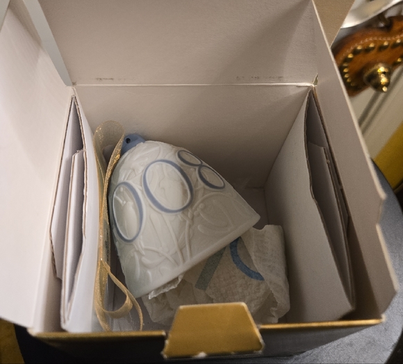 Lladro 2008 Porcelain White Bell Ornament - Picture 8 of 14